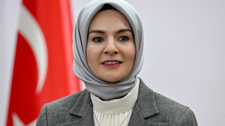 yirmiucderece's tweet photo. Kırmızı TOGG'dan sıkıldı, yeni araç kiralandı!

Bir süre eski bakan Derya Yanık'tan kalan yerli ve milli kırmızı #TOGG kullanan Aile ve Sosyal Hizmetler Bakanı Mahinur Özdemir Göktaş için yabancı menşeli yeni araç kiralandı. 

Koruma olarak da 5 adet yabancı menşeli araç tercih edildi. Ayrıca 17 adet sedan araç da 15 aylığına kiralandı.

Bakanlık; bir makam, 5 koruma aracının yanı sıra 17 adet sedan otodan oluşan 23 aracın 15 aylık kirası olarak 29 milyon 425 bin 607 TL ödedi.

(Sözcü - Deniz Ayhan)
