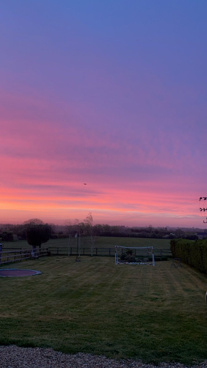 Good Morning 🌅 Look at that beautiful sky. Just today at work and then the rest of the week off! Happy Monday ❤️