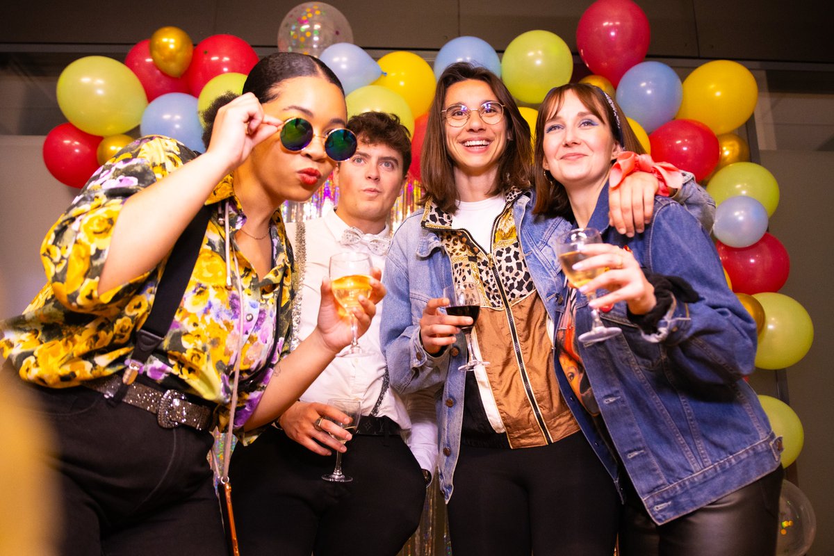 1ère plénière de l’année chez <a href="/wizbii/">WIZBII</a> 🎊
Thème tout en discrétion : années 80 😎📻

Talents de tous bords rejoignez l'équipe !
+ de 10 postes ouverts à #Grenoble ou #Paris
👉 Assistant.e chef de projet event
👉 Back-end engineer
👉Responsable CRM
...
🔗 wizbii.com/nous-rejoindre