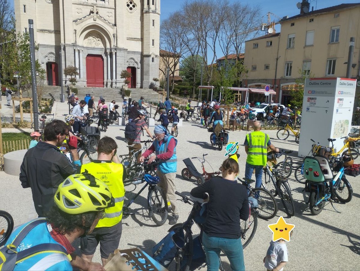 LaVilleaVelo's tweet photo. #Oullins On lâche rien 💪🏻! 
🫣Samedi, on a toujours pas trouvé la #VL6, mais le temps d’un instant - merci à la PM👮🏽👮🏼‍♂️ pour l’escorte - les Oullinois ont pu entrevoir ce que serait la Grande Rue sans traffic 🚙. 
Et vous savez quoi⁉️ Ils étaient TOUS comme ça : 😀. https://t.co/AH5BJDTIDU