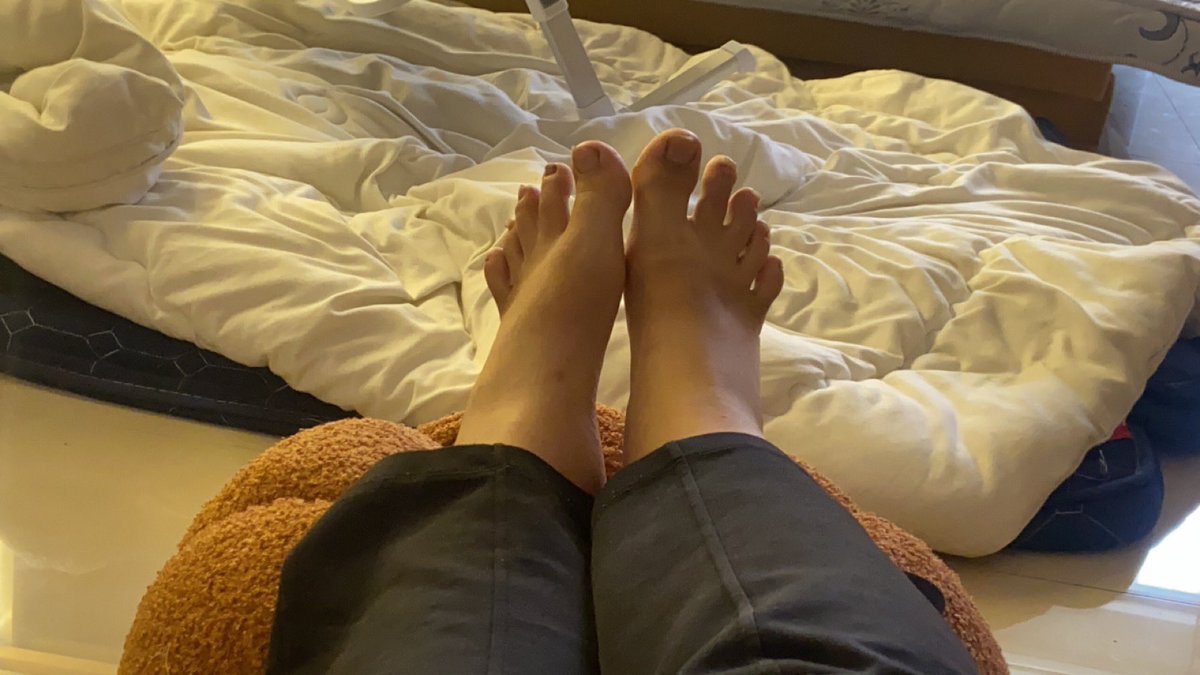 Mu honey🍯
.
#feet #feetpic #feetpics #paypig #feetdomination #findom #findomking