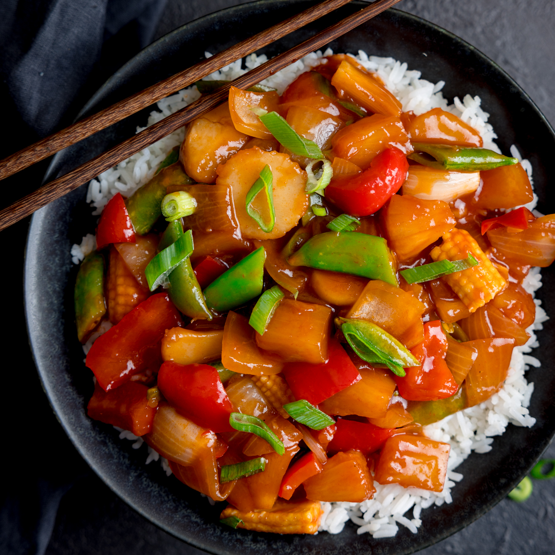 This crunchy vegetable stir-fry in a tangy sweet and sour sauce is a great meal when you don't want meat. 
Lots of peppers, onions, babycorn, water chestnuts, sugarsnap peas and of course pineapple!😋🥢

⁠kitchensanctuary.com/sweet-and-sour…
#foodie #kitchensanctuary #meatfreemonday