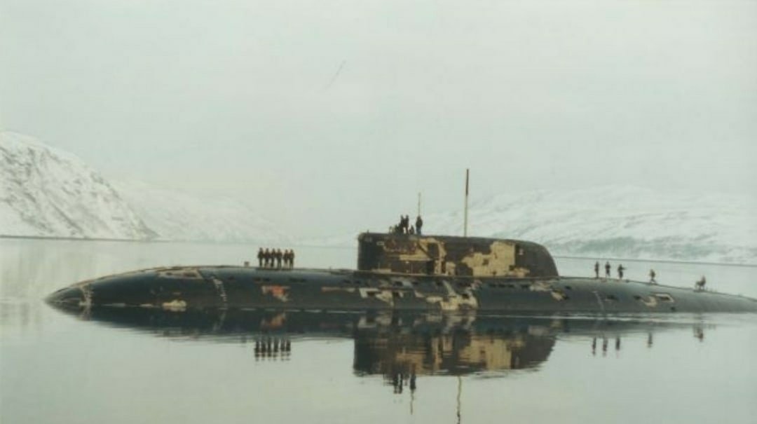 #SubMonday #Submarines 
Russian Navy Northern Fleet Project 945A Kondor/Sierra II-class nuclear-powered attack submarine with a lot of sonar absorbing anechoic tiles missing. Unknown author & date.
