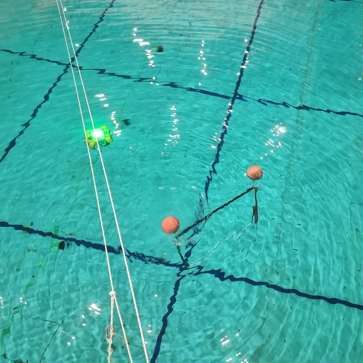 sauvcsg's tweet photo. Watch this momentous occasion of Bumblebee successfully passing through the gate. Negotiating the ever-shifting positions of the flares and gate due to currents demands cautious navigation to steer clear of entanglement. This achievement by the NUS team is an extraordinary feat! https://t.co/GerDkuLF7f