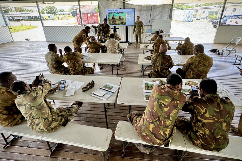 A good start to the PNGDF Smartphone Photography Course in Wewak, covering photo composition, the benefits of positive public perception of the force, and how it can assist on operations. Supported by participants of our earlier course in Port Moresby to provide context 🇵🇬🇦🇺