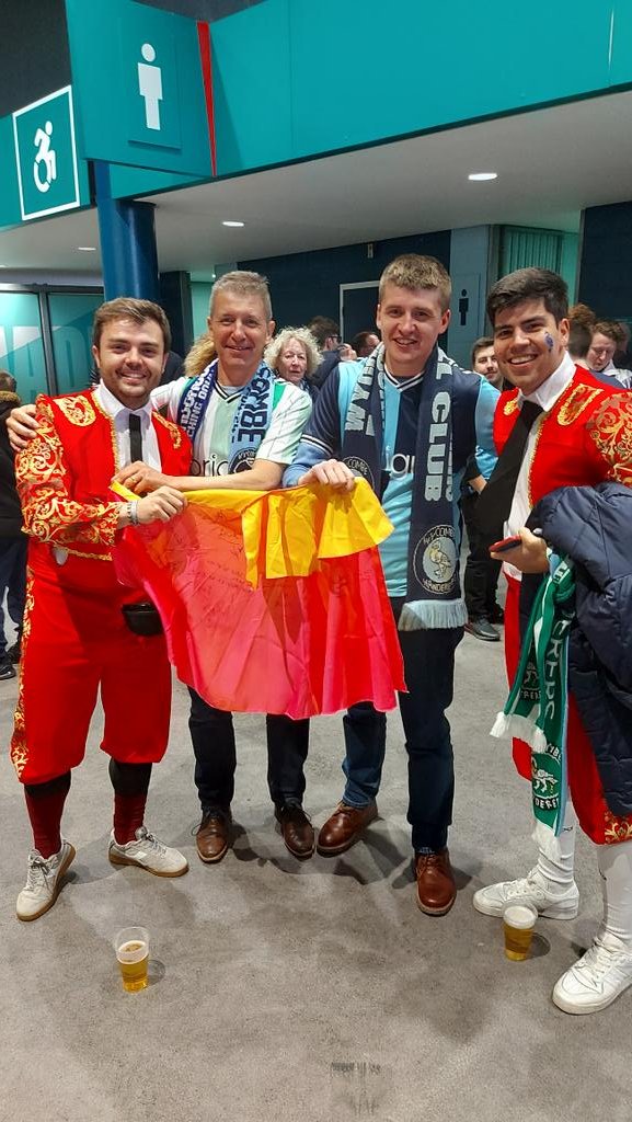 Fue un gran placer conocer ayer en Wembley los amigos de @LaMediaInglesa, los fanaticos espanoles de Wycombe Wanderers. Buen viaje a casa, amigos, nos veremos mas alla en el camino! Viva Los Chairboys! @wwfcofficial