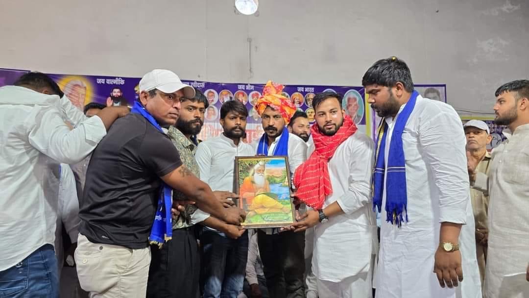 ankit_valmikii's tweet photo. कल नगीना के नजीबाबाद में #विशाल_वाल्मीकी_सभा का आयोजन किया गया #चंद्रशेखर_आज़ाद_जी का पगड़ी, #चांदी_का_मुकुट पहना कर सम्मान किया।
सभी #वाल्मीकी_समाज के लोगो द्वारा #11_लाख_रुपए देकर व लोकसभा नगीना में नोट के साथ वोट देकर यहां से जिताने का वादा किया।⁦@BhimArmyChief⁩ https://t.co/cMDwwsWCi2