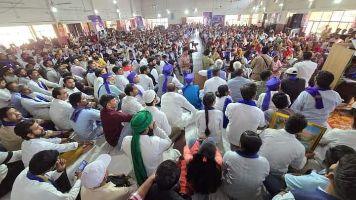 ankit_valmikii's tweet photo. कल नगीना के नजीबाबाद में #विशाल_वाल्मीकी_सभा का आयोजन किया गया #चंद्रशेखर_आज़ाद_जी का पगड़ी, #चांदी_का_मुकुट पहना कर सम्मान किया।
सभी #वाल्मीकी_समाज के लोगो द्वारा #11_लाख_रुपए देकर व लोकसभा नगीना में नोट के साथ वोट देकर यहां से जिताने का वादा किया।⁦@BhimArmyChief⁩ https://t.co/cMDwwsWCi2