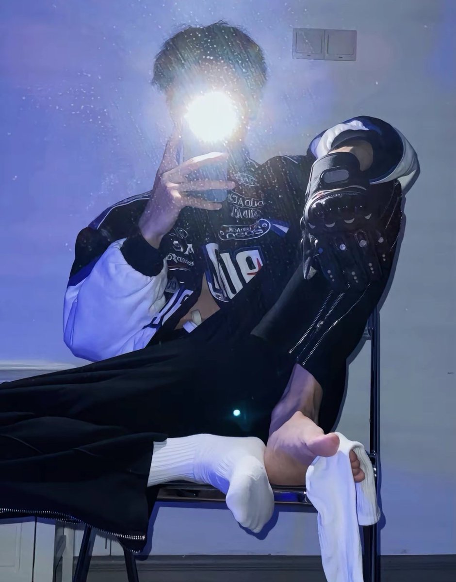 用你的狗嘴把老子的臭白袜叼过去