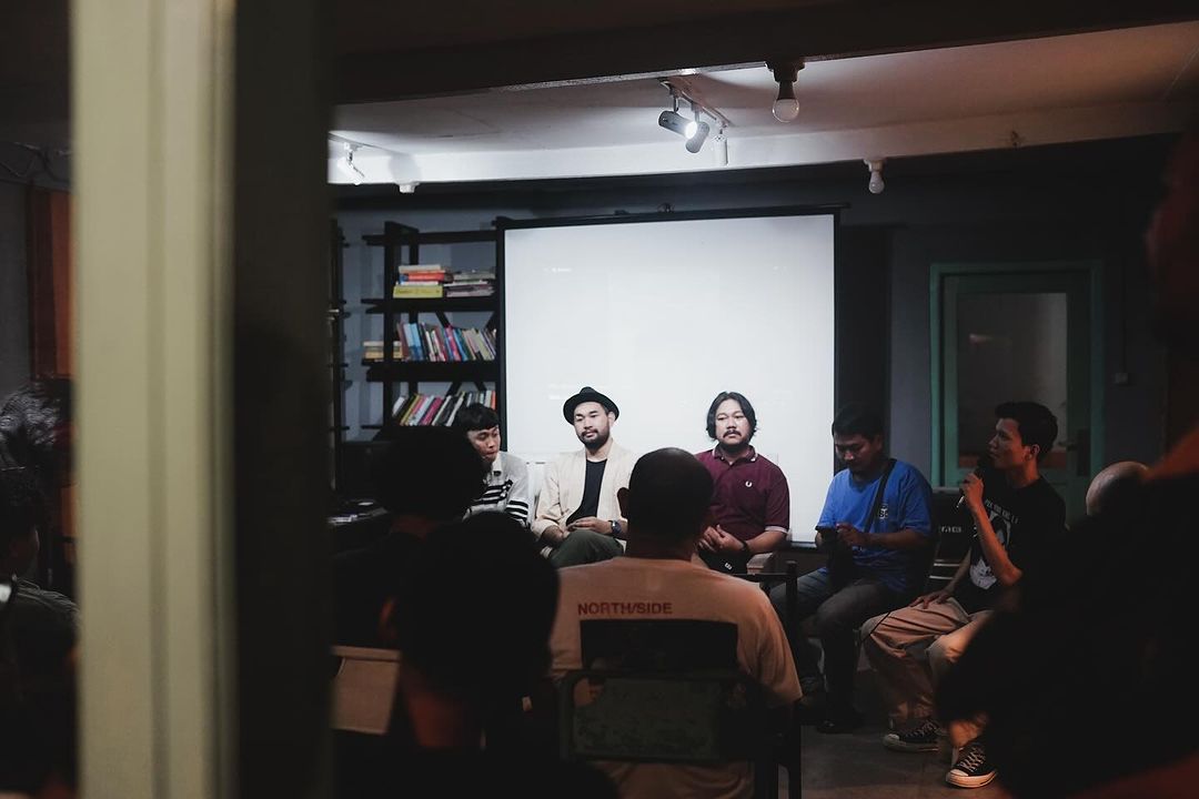 Sillasid's tweet photo. Suar Bahari Hearing Session #2 sungguh bahagia sekaligus terharu. Banyak hal yang tidak pernah kami duga ketika audience merespon dengan baik apa yang kami buat. https://t.co/Z9JYoSvEMS