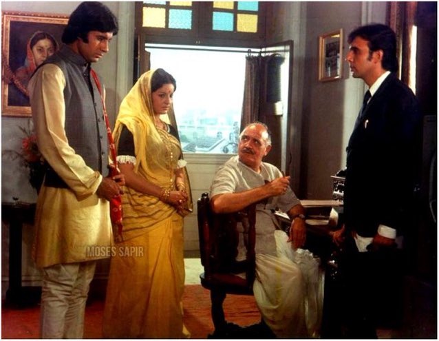 MosesSapir's tweet photo. Amitabh Bachchan & Om Prakash in 'Alaap' (1977) Om Prakash played Amitabh's father in this film @SrBachchan mentioned that 'Alaap' inspired by a real life incident and story that took place in Allahabad,a rebel son that refused to follow his Father’s profession #47YearsOfAlaap https://t.co/J6rD5THiIL