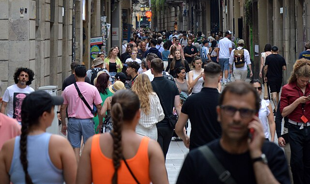 PoliticaProsa's tweet photo. L’aportació que fan els immigrants és objectivament certa i en alguns casos indispensable. Si ja no tenim clar que totes les persones són iguals en dignitat, difícilment podrem desenvolupar polítiques de redistribució de la riquesa.

Per @AlexMasllorens.
https://t.co/6Ek0uxDQkf https://t.co/NmklVvgoAX
