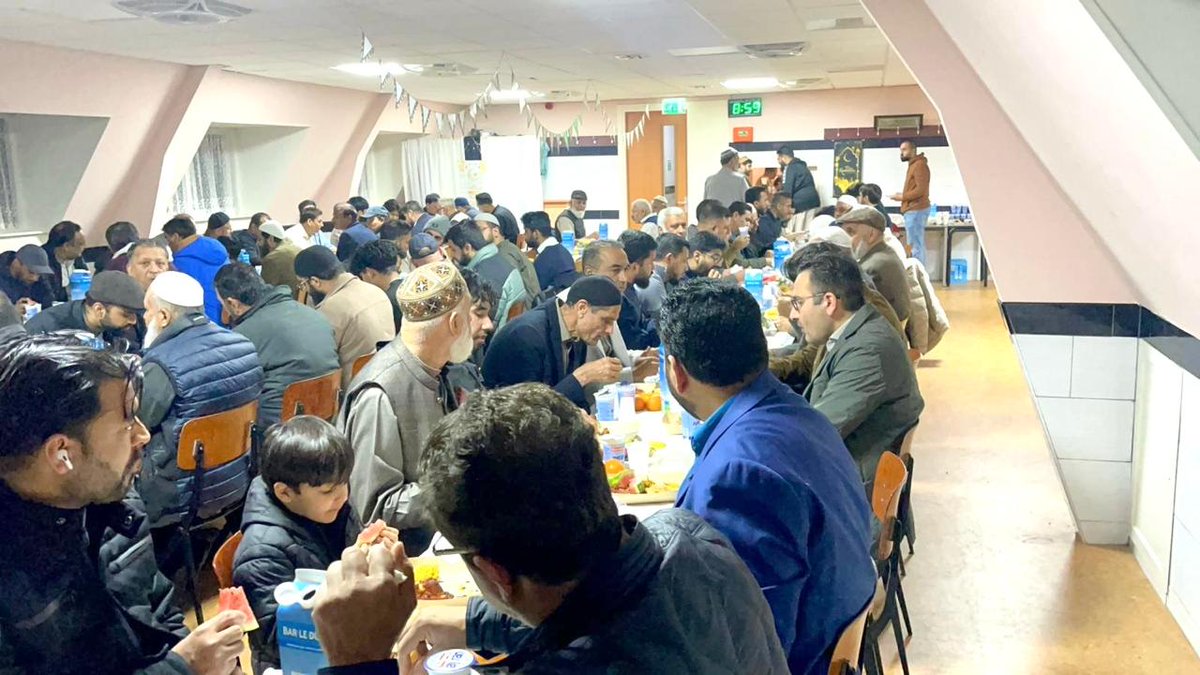 Amb @Suljuk Mustansar Tarar attended iftaar dinner organised by the members of Pakistani Business Community at Masjid Ghausia in Rotterdam. @ForeignOfficePk @PkPublicDiplo