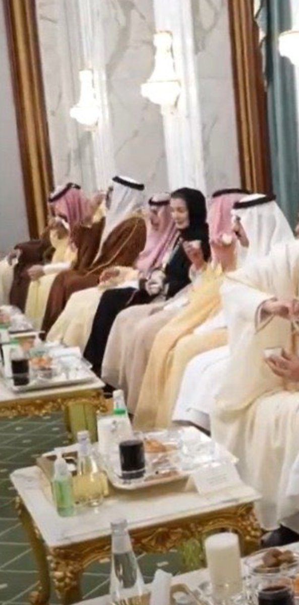 عرب کلچر میں ان کی شہزادیوں اور معزز خواتین سے بہت زیادہ شاہانہ انداز میں پیش آیا جاتا ہے جو یہ دیکھ چکے ہیں وہ سمجھ سکتے ہیں کہ مریم نواز کو کمپنی کی کسی ملازمہ کی طرح ٹریٹ کیا گیا ہے ۔۔۔ بجائے ڈوب مرنے کے یہاں جشن منائے جا رہے ہیں