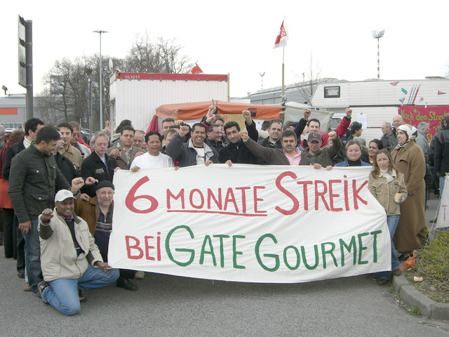 Am 7.4.06 endete bei Gate Gourmet in Düsseldorf nach 6 Monaten der längste Streik der BRD. Organisiert hatten ihn wütende Kolleg:innen und die NGG, unterstützt wurde er von vielen Menschen - Genoss:innen von uns haben damals z.B. Blockaden organisiert. Sollte es öfter geben!