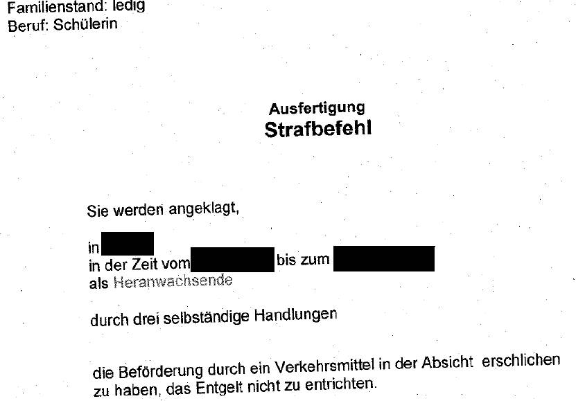 Brief aus dem Frauenhaus: Die Tochter einer Frau, die vor ihrem Ex-Partner geflohen ist, muss eine Geldstrafe zahlen, weil sie 3x ohne Ticket Bus gefahren ist. 'Schaden': 9 €. Geldstrafe: 750 €. Die Strafe können Mutter und Tochter nicht zahlen, es droht Ersatzfreiheitsstrafe.