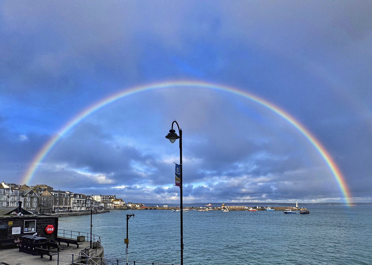 #cornwall #kernow #lovecornwall #uk #explorecornwall #cornishcoast #sea #ocean #visitcornwall #stives #stivescornwall #sky #marine #cloud #lighthouse #pier #fishing #cloudporn #morning #dawn #spring #rainbow #rainbowvibes #harbour #boat #bird #beach #greensea @beauty_cornwall