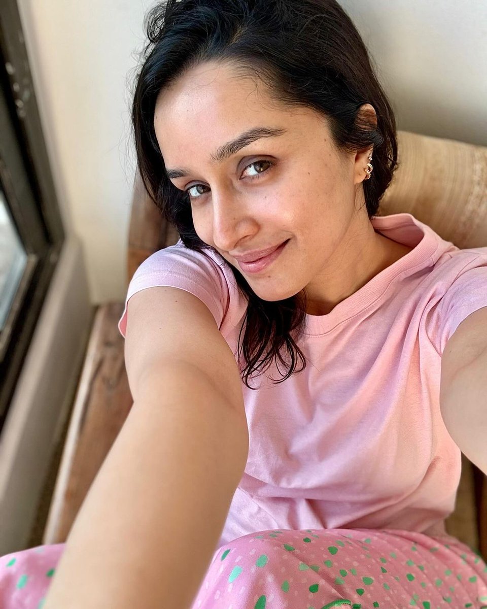 Unfiltered beauty!🩷

#ShraddhaKapoor drops an unfiltered selfie.