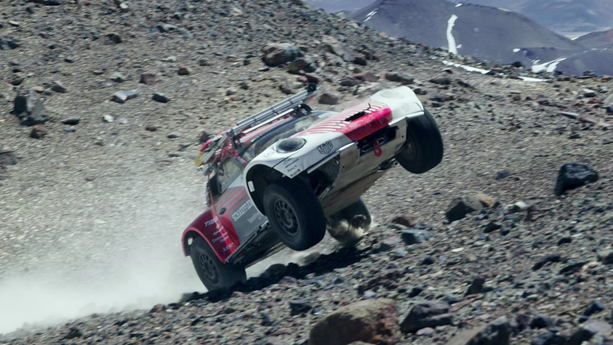 Falivenn's tweet photo. En atteignant le sommet du volcan Chilien « Ojos del Salado » qui culmine à 6 734 mètres, Romain Dumas et son équipe ont battu le record d’altitude atteinte par une voiture !

Leur Porsche 911 Carrera 4s (légèrement) modifiée roulait avec un carburant de synthèse produit à partir d’eau et de dioxyde de carbone