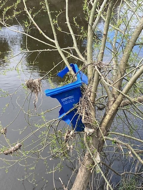 We were Wheelie shocked last week when one of our trustees sent us this picture of a Chesterfield bin in Doncaster! While it's disheartening to witness, it highlights the impressive ability of rivers to carry matter! #Rivers #Litter