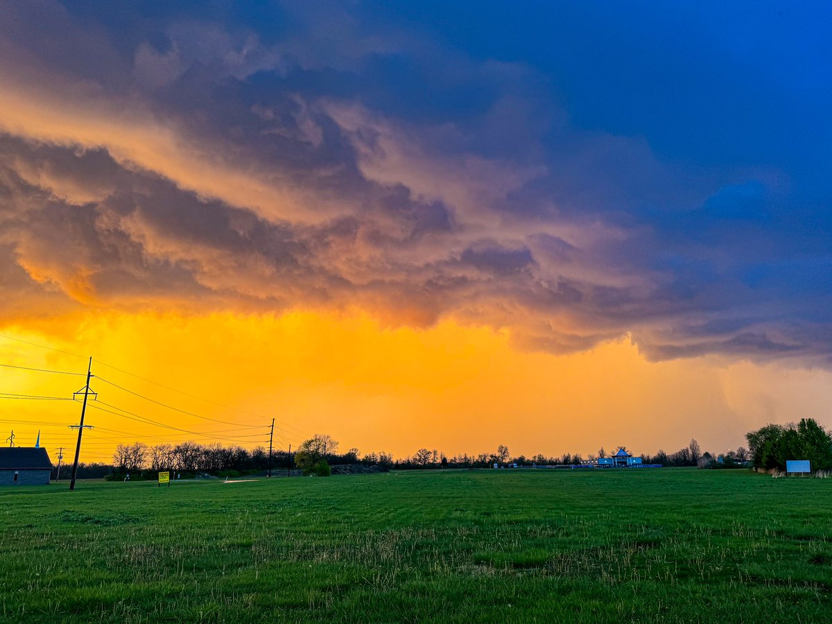 Lovely little storm chase yesterday evening here in #Salem, #Illinois tornado warned supercell was timed perfectly on our arrival to the area we’re basing for the #EclipseSolar2024 today! #ilwx 💪⛈️🌪️🚗🇺🇸