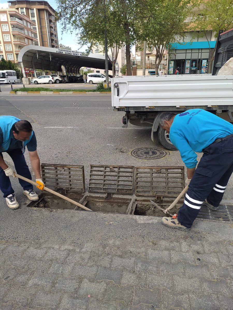 Kentimizde beklenen yoğun yağış öncesi cadde ve ana arterlerde tüm araç ve personellerimiz ile birlikte her noktada çalışmalarımız devam etmektedir.