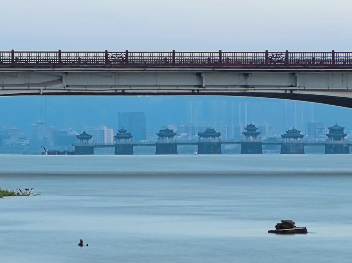 📣📣📣Attention! Start from today, Guangji Bridge in 📍#Chaozhou suspends opening to the public due to the possible flood risk from Hanjiang River. (Photo: Lin Wenqiang )