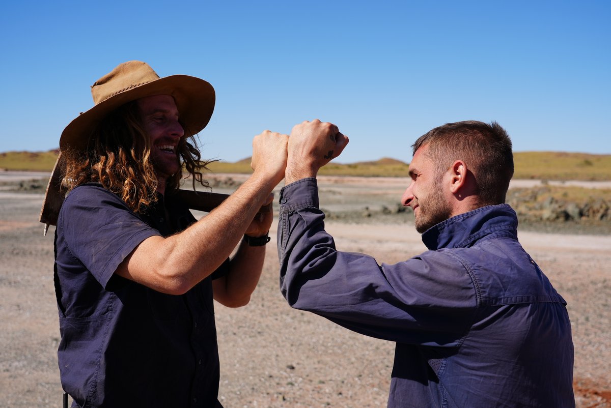 🆕Series of #AussieGoldHunters continues on @discoveryplusUK 🇬🇧 Expert analysis and experience combine to put Shane and Kate on the gold, while Nev takes Brent and Ethan to a secret spot in the desert, and Alan and Salty risk getting stranded by the tide on isolated salt flats.