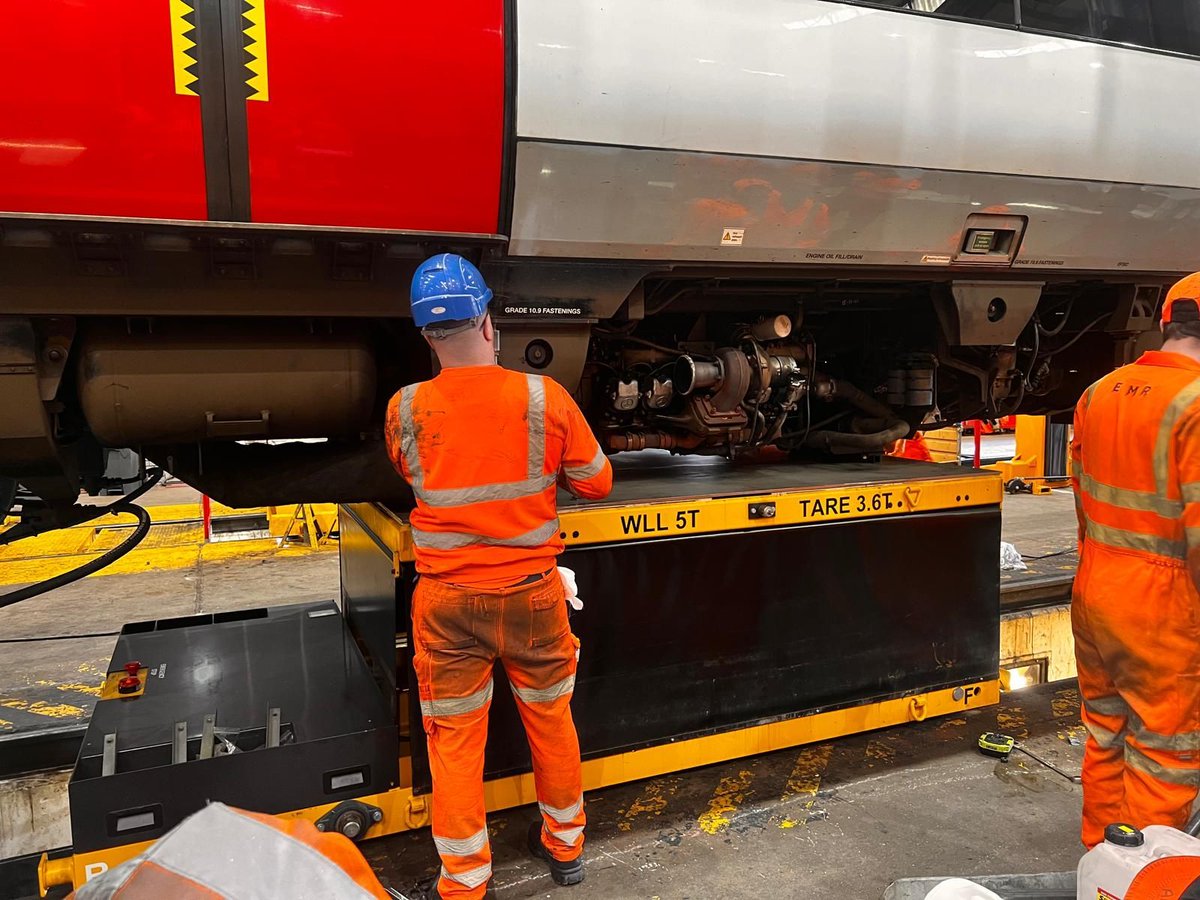 EnProGroupLtd's tweet photo. ππ οΈ Engine change? EnPro trainers instruct technicians in the use of a Rail Mounted Engine Table (RMET) to drop the powerpack under a Turbostar. πͺπ·ββοΈ #EnProUK #RailwayTraining #EngineChange #TechnicalSupport https://t.co/eAiyZ8HmCW