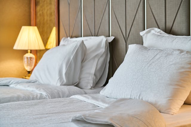 LateRooms's tweet image. May sunshine calling! ☀️ Explore a UK city during the early bank holiday or unwind in the countryside for the school half-term. Browse our site to discover your perfect escape and hotel stay for a memorable May retreat. #SpringGetaway #UKTravel