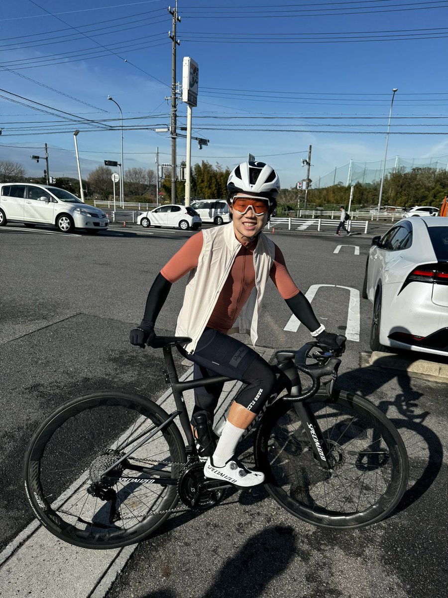 ジレ、ジャージ、今年の@specialized_j ウェアです！ こういう色自分では好んで買わないから、なんかいい😊 ピタッとフィットするのでエアロ効果も👍