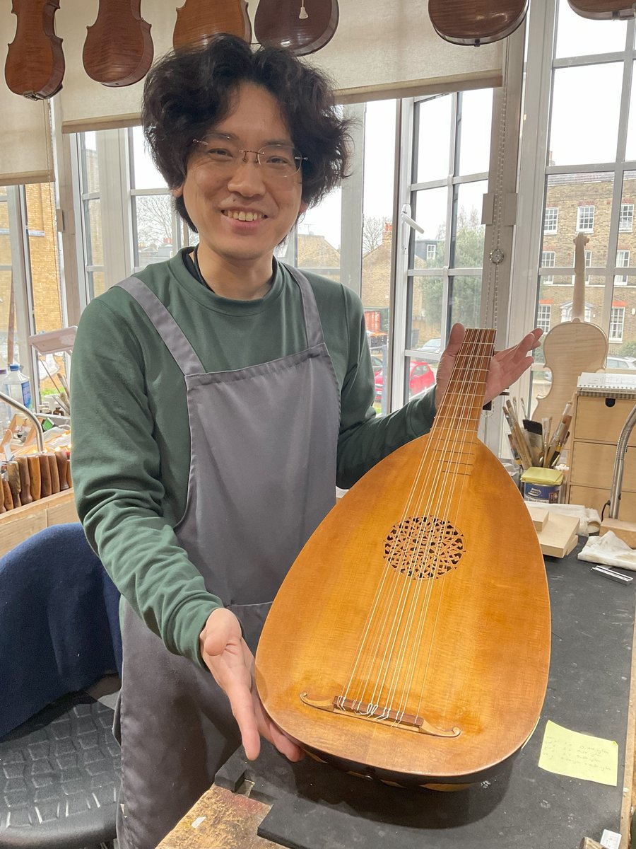 A couple of weeks ago we posted Keisuke doing some repairs to this lute which have now been completed – it’s looking and sounding great! #lutherie #repair #lute #craft