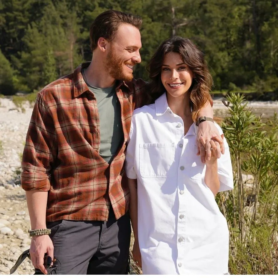 📸 Primeras fotos promocionales de la película #MaviMağara, protagonizada por #KeremBürsin y #DevrimÖzkan Será un drama romántico y tiene previsto estrenarse este año en Amazon Prime.