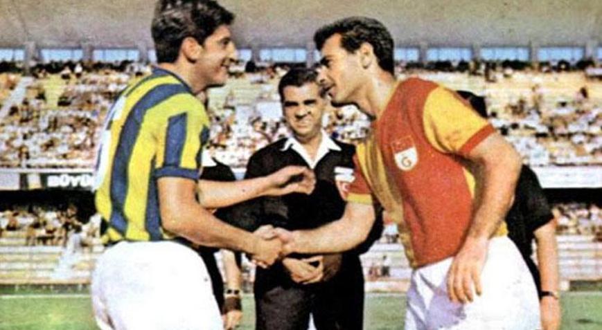 ugurdundarTV's tweet photo. Tüm futbolseverlerin gönlünde taht kurmuş "Taçsız Kral" Metin Oktay yaşıyor ve dün gece kaptanlık yapıyor olsaydı, ilk dakikada ayağına gelen o topu kaleye göndermek yerine, auta atardı!
Ayrıca takım arkadaşlarının sanki zorlu bir maçtan sonra kupayı almışlar gibi çocuksu sevinç gösterileri yapmalarını engeller, olgunlukla kabul ederdi.
Çünkü Fenerbahçelilerin o eylemi sadece kendi kulüpleri için değil, TFF'nin adaletsizliğine karşı bütün kulüpler için yaptıkları bir eylem olduğunu bilirdi.
Eeee insan durduk yere "Taçsız Kral" olarak anılmıyor!
Mekânı cennet olsun...