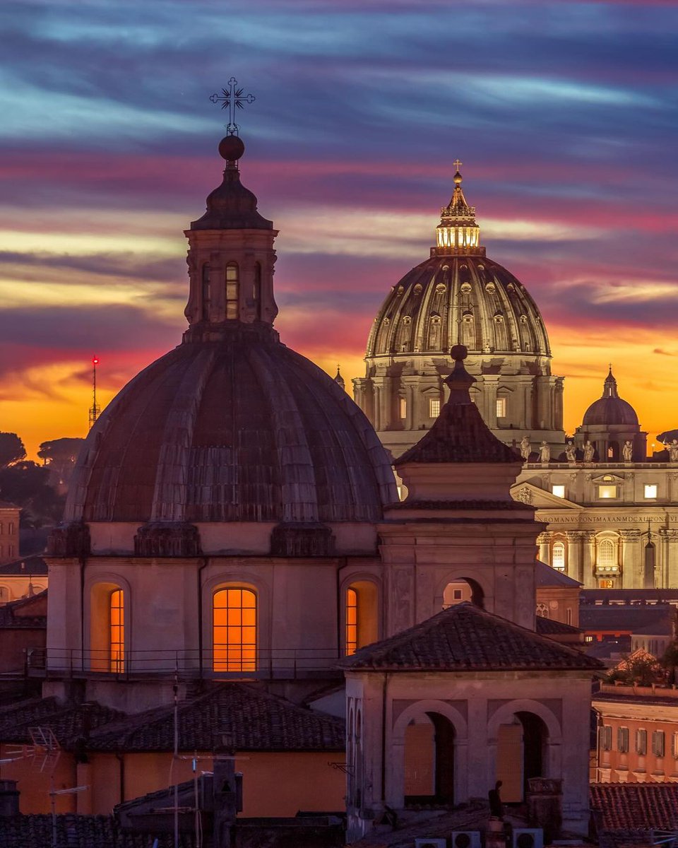 I colori del tramonto danzano sulle cupole di Roma.  

The domes of Rome are dancing with sunset colors.
📸 IG: iampcast
#VisitRome