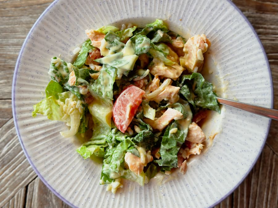 Ensalada Cremosa de Salmón Fresco 🥗 Con esos trozos de salmón que te sobraron ayer puedes prepararte una riquísima ensalada. Una manera distinta y original de comer pescado, ¿qué te parece?
Receta: ekilu.com/es/receta/ensa…