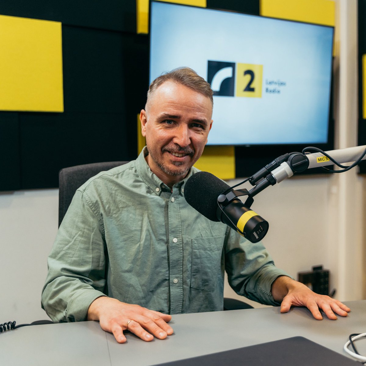 Priecājamies, ka no šodienas mūsu kolektīvam pievienojas Atis Zviedris! 

Turpmāk LR2 ēterā viņš būs dzirdams pirmdienās un trešdienās no pl.12.00-15.00 programmā Diena 💛☀️

Lai skan!