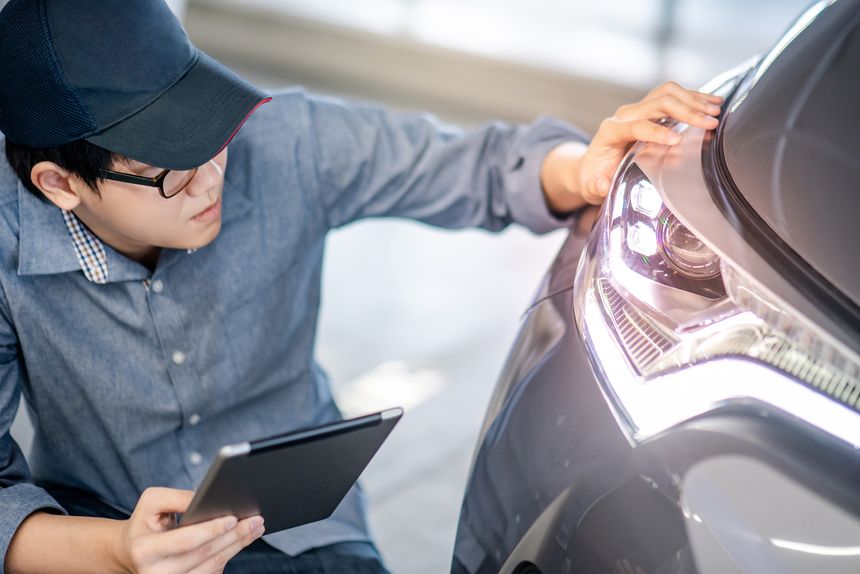 The government says it will launch a review into headlamp glare after thousands of people signed a petition. Here, one of our experts @lucypoulson_im welcomes the decision and explores how driving at night presents a unique set of challenges. bit.ly/3TOo6Pk #RoadSafety