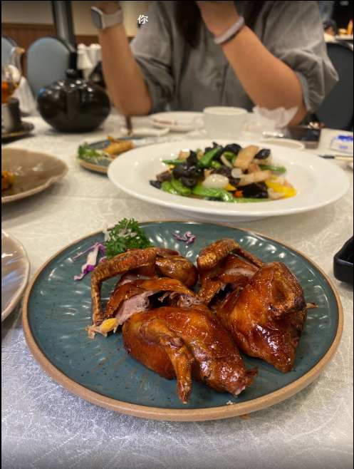 bidoeroutsiders's tweet photo. 享用晚餐，非常著名一道粤菜，叫作烤乳鸽，外层皮脆，内嫩多汁，不用蘸酱料也非常好吃。 https://t.co/r7pBm3Vd2r