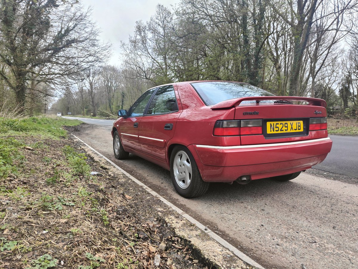 Went to the @HubNutVids social meet thing at @ClassicMotorHub on Saturday and had a small crisis. Also got home without breaking down, which given the car left here already broken, was impressive. (Pic of a car that excels at corners on an arrow straight road attached)