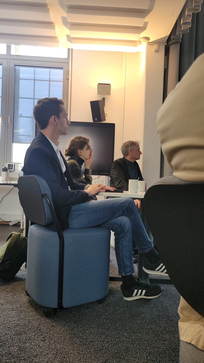 Ch_Wapler's tweet photo. Spannende Einblicke in Deutschlands größten Wissenschafts- und Technologiepark Adlershof! Als einer der Berliner Zukunftsorte @zukunftsorte wird hier täglich an innovativen Projekten geforscht, die für die nachhaltige Transformation unserer Wirtschaft notwendig sind.
#adlershof https://t.co/b090OZ3VBd