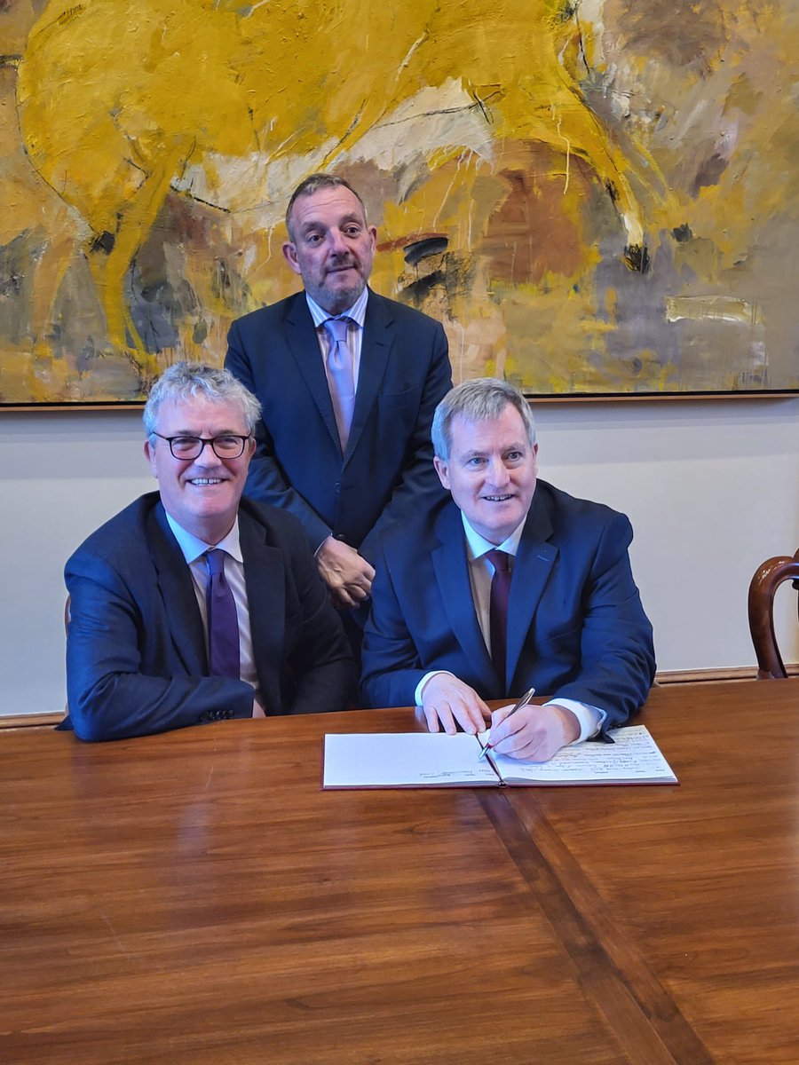 On a wet Monday, good to welcome Minister <a href="/kodonnellLK/">Kieran O’Donnell TD for Limerick City Constituency</a>  to <a href="/UCC/">UCC Ireland</a>  thank you <a href="/johbees/">John O'Halloran</a>  President &amp; Students for a fascinating discussion <a href="/UCCplanningsoc/">UCC Planning Society</a>