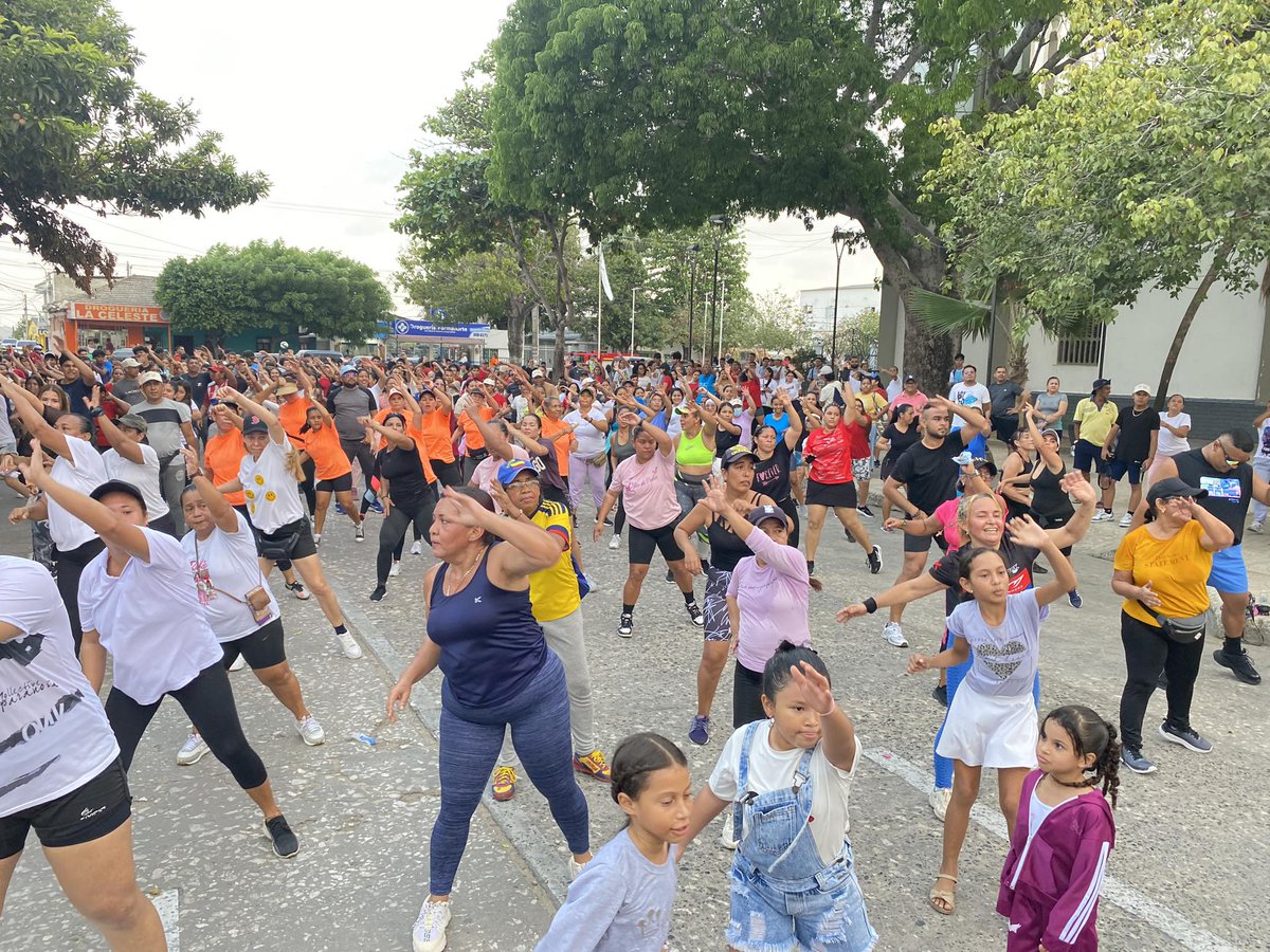 alcaldiagalapa's tweet photo. En la semana Mundial de la actividad física y salud, nos comprometemos a promover los estilos de vida saludable y masificar las estrategias por más deporte en cada sector de Galapa, gracias a quienes aceptaron el llamado a la primera rumba-terapia en la plaza principal.💯🏋️⛹️🏃 https://t.co/8P549JQQuZ