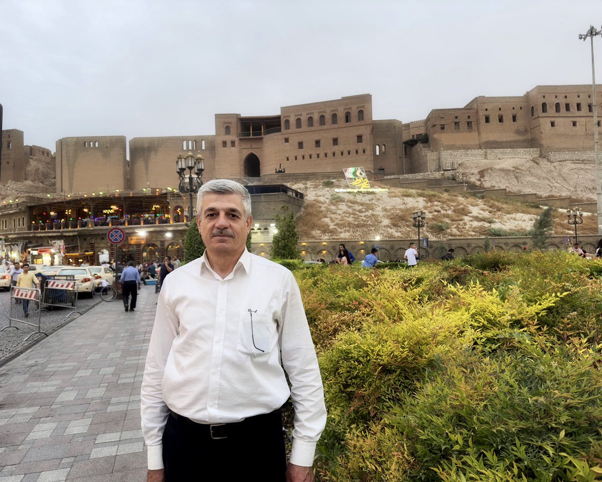 NarimankhalidS's tweet photo. ئەگەر بازرگانێک هەڵە بکات خۆی توشی موشکیلە دەبێت، بەڵام ئەگەر  سیاسیەک هەڵە بکات ئێمە توشی موشکیلە دەبین! https://t.co/hcLlsOWE7P