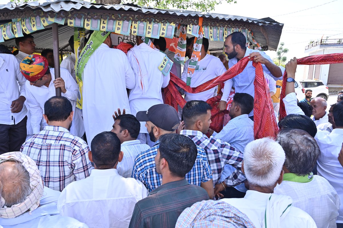 लोक सभा चुनाव को लेकर के ग्राम चारणवास (नावां विधानसभा) के जन -सम्पर्क कार्यक्रम मे पहुँचने पर ग्रामीण जनो ने 251 फीट का साफा मुझे पहनाया , इस अपनत्व भाव से ह्रदय गदगद हो गया ,कार्यक्रम मे नावाँ के पूर्व विधायक श्री महेंद्र चौधरी भी साथ रहे |