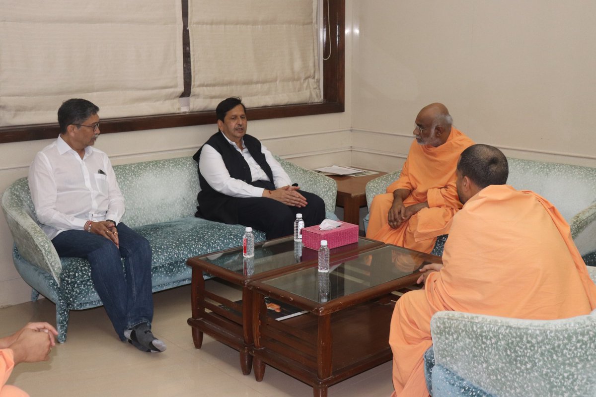 MPLodha's tweet photo. दादर स्थित श्री स्वामी नारायण मंदिर को भेट देकर पूजा की।
इस अवसर पर स्वामी नारायण मंदिर के पूजनीय संत महंतों का स्नेह और आशीर्वाद प्राप्त किए। 
(7 अप्रैल 2024) https://t.co/dt4qFoE0kK