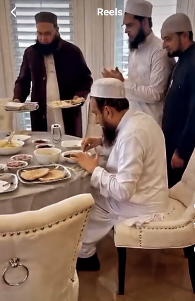 یہ ھے جمی کی سحری 
جو غریبوں کو روتے ھوئے 
پیٹ پر پتھر باندھنے کے مشورے دیتا ھے😜