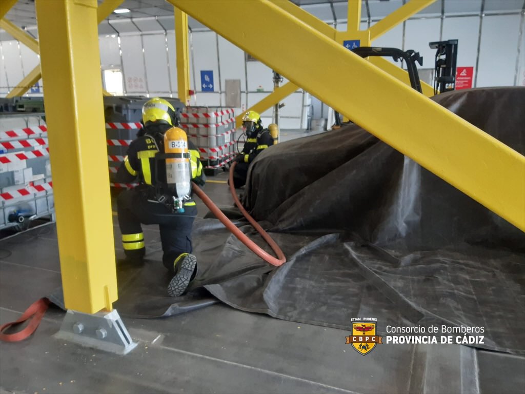 🟢 Los Bomberos de Algeciras han participado junto con la APBA, Capitanía Maritina y Guardia Civil en un incendio de vehículo eléctrico en la bodega del barco de la naviera DFDS. Pero tranquilos … era un SIMULACRO… siempre decimos lo importante que son este tipo de prácticas.