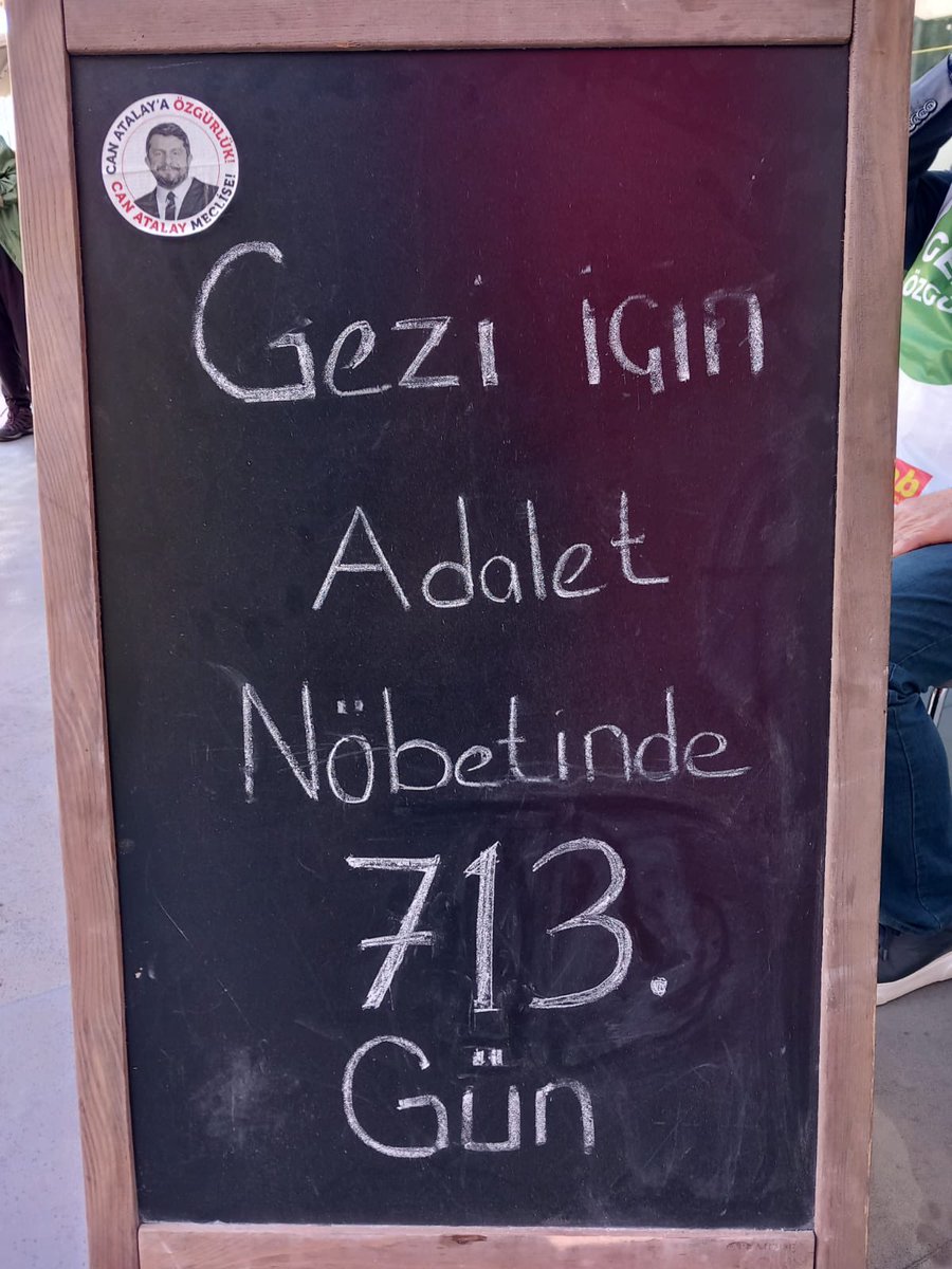 Adalet Nöbetlerimizin 713. Günü geride kaldı. Mesleki etik ilkelerimiz çerçevesinde kamusal alanlarımızı savundukları için cezalandırılan arkadaşlarımızla dayanışmamızı daima sürdüreceğiz. #GeziyeÖzgürlük #GeziyiSavunuyoruz