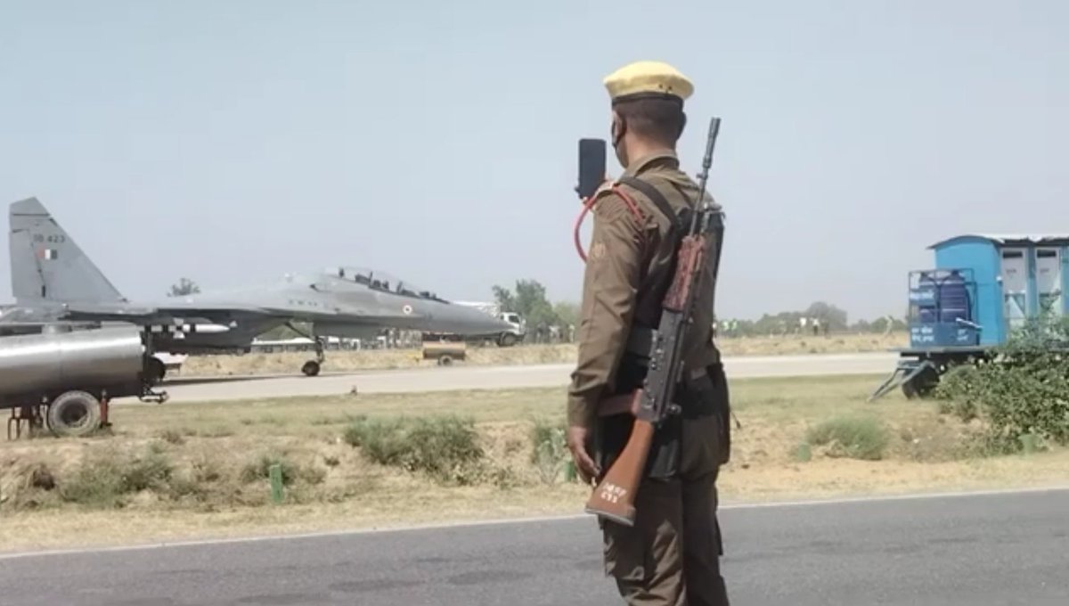 Flankers at Agra expressway